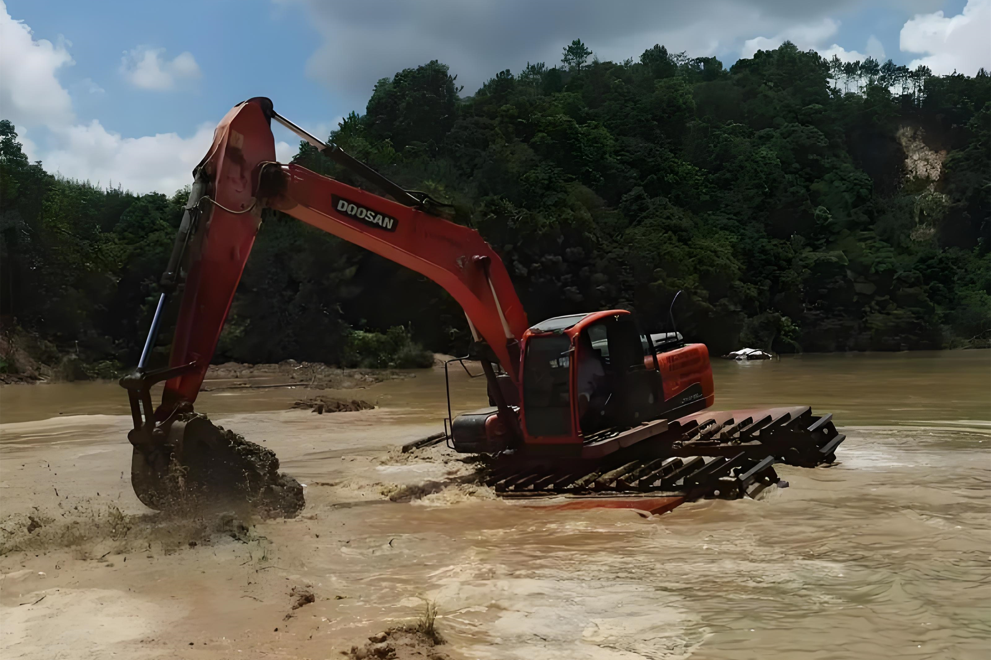 浙江杭州挖機清淤施工隊-沼澤地清淤需要先排水嗎？